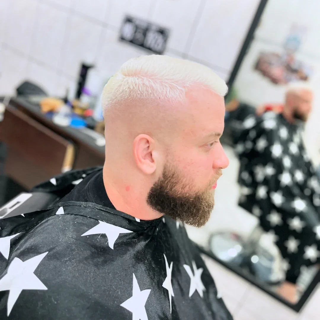 Cliente com cabelo platinado e barba