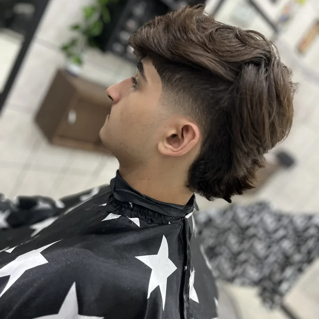 Cliente com corte de cabelo em perfil