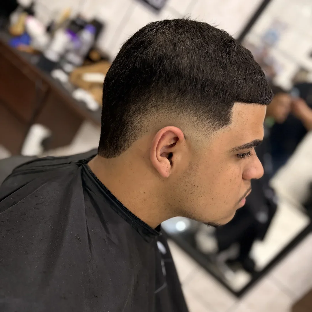 Cliente com corte degradê visto de lado