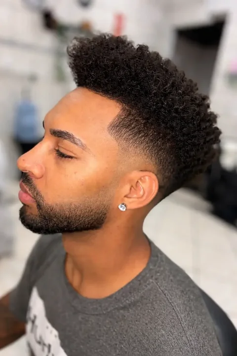 Corte cacheado com degradê