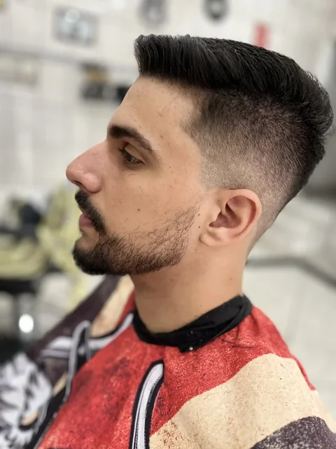 Corte masculino com degradê e acabamento