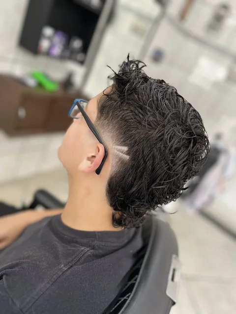 Corte masculino com risco lateral