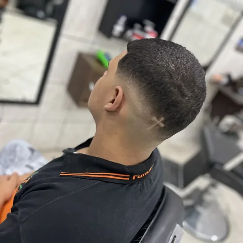 Corte masculino com risco e cabelo penteado