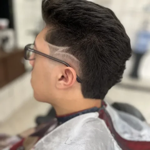 Corte masculino cacheado com acabamento traseiro