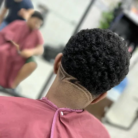 Corte cacheado com desenho no acabamento