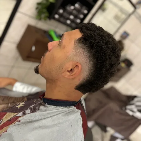Corte cacheado em perfil