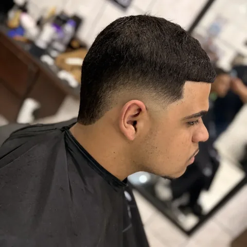 Corte masculino com degradê visto de lado