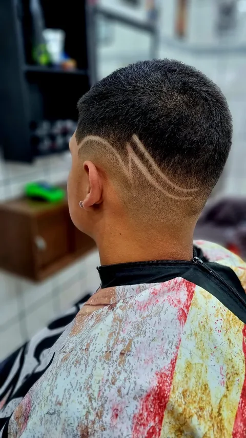 Corte masculino com desenho na lateral