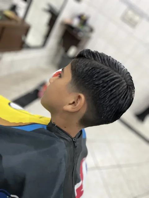 Corte masculino com risco lateral em perfil