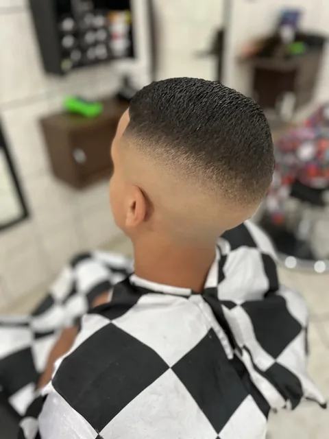 Corte masculino com degradê visto por trás