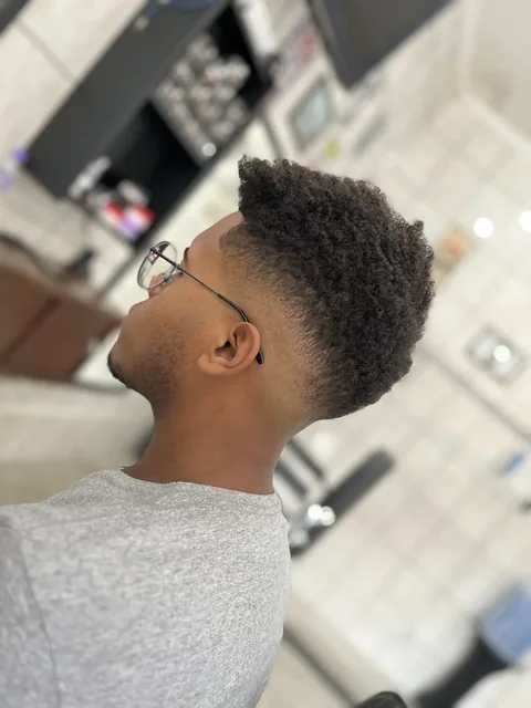 Corte masculino com degradê e capa xadrez