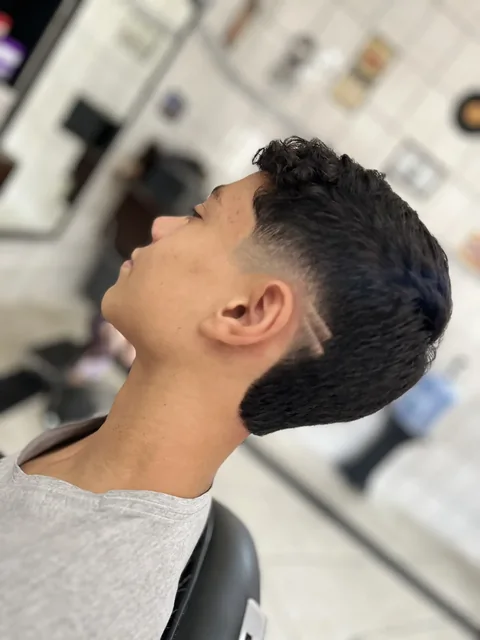 Corte cacheado com mechas e óculos